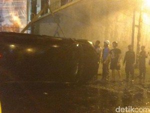 Sebuah Mobil Masuk Sungai dekat Asrama Haji, Satu Orang Meninggal