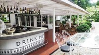 Dengan tema teras rumah, mini bar di restoran ini di desain dengan sederhana namun tetap menarik, dengan tulisan Drink Me yang jadi salah satu lokasi hits untuk berfoto-foto. Foto: Istimewa