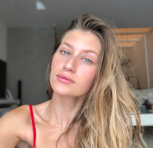 Memiliki wajah yang mirip dengan supermodel ternama dunia, tentu saja lebih mudah bagi Paula untuk diterima di dunia model.  Foto: dok. Instagram