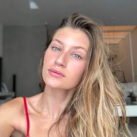 Memiliki wajah yang mirip dengan supermodel ternama dunia, tentu saja lebih mudah bagi Paula untuk diterima di dunia model.  Foto: dok. Instagram