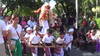 Masing-masing sekolah rata-rata diikuti oleh 15 hingga 30 siswa. Terbagi dalam dua kelompok, murid putri berada di barisan depan untuk membawa papan nama sekolah dan replika obor. Sedangkan yang putra mengangkat ogoh-ogoh dan memainkan gamelan. (Foto: Istimewa)