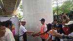 Foto: Anies Ikut Ngecat Mural di JLNT Antasari