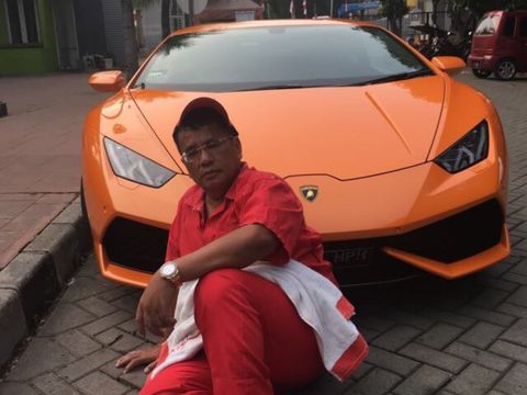 Hotman Paris bersama Mobil Mewahnya