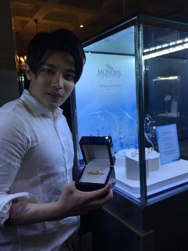 Tex Saverio dan Miss Mondial Ciptakan Cincin Kawin Terinspirasi Air