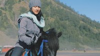 Vania berpose sedang menunggangi kuda di Bromo. Cantik ya guys? (vaniafherlambang/Instagram)
