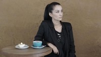 Wanita murah senyum ini juga ternyata suka ngopi. Kali ini ia memposting foto saat menikmati secangkir kopi hangat. Foto: instagram @nadyahutagalung