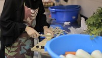 Saat di Spanyol, Dewi memasak di Mesjid Granada. Kabarnya tiap hari Jumat masjid menyediakan makanan gratis untuk jamaah. Kali ini Dewi membantu membuat couscous ayam dan sayuran. Foto: Instagram Dewi Sandra