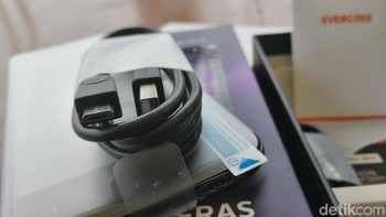 Chargernya masih menggunakan standar micro USB. Foto: Muhammad Alif Goenawan/detikINET