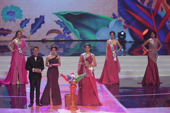 Didiet Maulana mengungkapkan alasannya memakai tenun Garut karena disesuaikan dengan tema acara, yakni Bumi Parahyangan. Sementara itu, sumber inspirasinya datang dari salah satu tarian Sunda, Tari Merak. Jadi ketika mereka tampil nanti, orang melihat mereka seperti burung merak yang berjalan di pentas,” kata Didiet saat diwawancara Wolipop. Foto: Foto: Mohammad Abduh/Wolipop