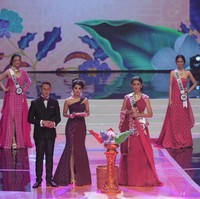 Didiet Maulana mengungkapkan alasannya memakai tenun Garut karena disesuaikan dengan tema acara, yakni Bumi Parahyangan. Sementara itu, sumber inspirasinya datang dari salah satu tarian Sunda, Tari Merak. Jadi ketika mereka tampil nanti, orang melihat mereka seperti burung merak yang berjalan di pentas,” kata Didiet saat diwawancara Wolipop. Foto: Foto: Mohammad Abduh/Wolipop