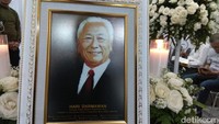 Jenazah kemudian dibawa dari rumah duka ke Bandara Soekarno-Hatta pada pukul 15.45 WIB.