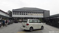 Beberapa kendaraan dari kerabat dan rekan-rekan almarhum ikut mengiringi ambulans menuju Bandara Soekarno Hatta.