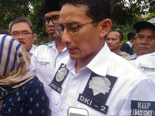Gaya Sandiaga Kenakan Baju Motor DKI-2