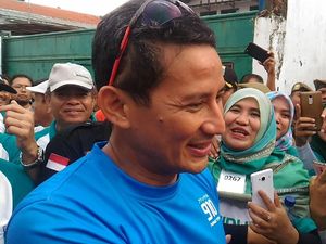 Spanduk Jopro Jokowi-Prabowo Bikin Sandiaga Tertawa