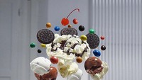 Es krim sundae ini mengambang di udara lengkap dengan Oreo, butiran M&M, dan buah cherry. Meski sudah mengambang, tapi susunan es krim ini masih terlihat cantik. Foto: Instagram @kitchensuspension