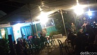 Korban tewas lainnya adalah Iswandari, dia adalah guru PAUD yang mendampingi para siswa. Begini suasana di rumah duka Iswandari, tadi malam/Foto: Istimewa/detikcom