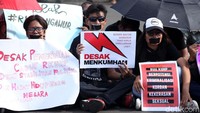 Massa melakban mulut mereka.