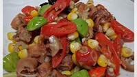  @teenakoes membuat kreasi cumi asin dengan campuran jagung. Bagaimana ya rasanya? Foto: Instagram @teenakoes