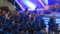 Kehadiran Jokowi ke dalam ruangan didampingi oleh Ketua Umum Partai Demokrat Susilo Bambang Yudhoyono. Keduanya berjakan beriringan menuju tempat yang telah disediakan.