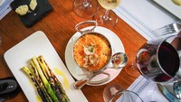 Menyajikan menu European Classic dengan sentuhan Asia, restoran ini tidak pernah sepi dari pengunjung lokal maupun wisatawan yang penasaran dengan keindahan The White Rabbit. Foto: Istimewa