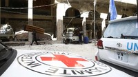 Penyaluran bantuan kemanusiaan ini dilakukan seperti Komisi Bulan Sabit Merah Arab Suriah dengan didampingi Komisi Palang Merah Internasional (ICRC) dan Perserikatan Bangsa-Bangsa (PBB). Foto: REUTERS/ Bassam Khabieh