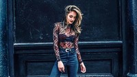 Di beberapa foto, ia tak sungkan mengekspos lekuk tubuhnya. Foto: Instagram Cinta Laura