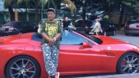Tak hanya Lamborghini yang dimiliki Hotman. Dia juga punya mobil sport mewah Ferrari berwarna merah.  Foto: (Dok Instagram Hotman Paris).