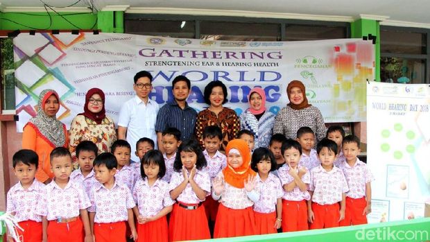Pemeriksaan telinga gratis pada anak/