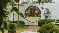 Hamparan rerumputan hijau dan dekorasi yang menarik membuat restoran ini kerap menjadi pilihan popular sebagai lokasi pemotretan hingga resepsi pernikahan. Foto: Istimewa