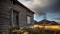 Rumah yang terpencil ini seperti menyimpan banyak cerita ketika masih dihuni. IG @bybrittm/Istimewa.