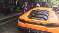 Mobil Lamborghini menambah gaya Flamboyan Hotman. Tak hanya foto, Hotman juga kerap memposting video saat tengah mengendarai mobil mewahnya. Foto: (Dok Instagram Hotman Paris).