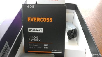 Ponsel ini belum unibodi, artinya Anda masih bisa membuka cover belakang untuk menyematkan baterai. Baterainya sendiri berkapasitas 2.350 mAh. Foto: Muhammad Alif Goenawan/detikINET