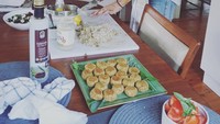 Nadya ternyata punya kebiasaan unik. Ketika ia merasa senang, ia akan masak. Wah enak nih kalau Nadya lagi senang, perut pasti kenyang. Foto: instagram @nadyahutagalung