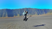 Girang banget ya Vania saat liburan di Bromo  (vaniafherlambang/Instagram)