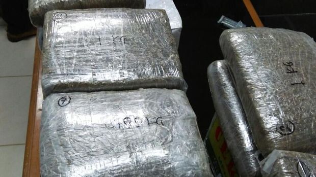 Petugas Bandara Palembang Gagalkan Penyelundupan 20 Kg Ganja