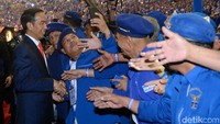 Bahkan ada yang bisa berselfie dengan Jokowi. Mereka memberi tepukan yang meriah saat Jokowi meninggalkan ruangan rampimnas. (Foto: Kris-Biro Pers Setpres/detikcom).