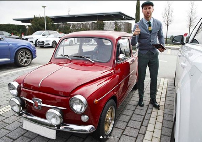 Sergio Ramos baru saja mendapatkan kado ulang tahun sebuah mobil klasik dari sang adik. Foto: Instagram Sergio Ramos Sergio Ramos baru saja mendapatkan kado ulang tahun sebuah mobil klasik dari sang adik. Foto: Instagram Sergio Ramos