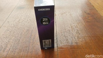 Dapur pacunya ditengai prosesor quad core Spreadtrum 1,3 GHz dengan RAM 2 GB. Penyimpanan internalnya hanya 16 GB, tapi bisa ditambah microSD sampai dengan 32 GB. Foto: Muhammad Alif Goenawan/detikINET