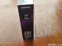 Unboxing Ponsel Empat Kamera Murah dari Evercoss