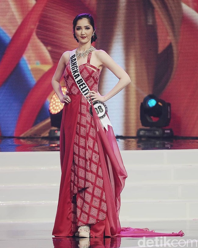 Inilah penampilan pemenang Puteri Indonesia 2018, Sonia Fergina asal Bangka Belitung saat memakai gaun berbahan tenun Garut rancangan Didiet Maulana. Foto: Muhammad Abduh/Wolipop