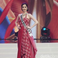 Inilah penampilan pemenang Puteri Indonesia 2018, Sonia Fergina asal Bangka Belitung saat memakai gaun berbahan tenun Garut rancangan Didiet Maulana. Foto: Muhammad Abduh/Wolipop