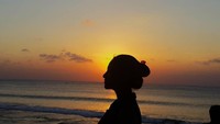 Vania pernah plesiran ke Bali, lalu berfoto dengan latar sunset yang cantik (vaniafherlambang/Instagram)