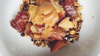 Kalau yang ini menu sarapannya. Semangkuk yogurt dengan kacang mete, apel dan salted caramel. Kayaknya enak ya! Foto: instagram @nadyahutagalung