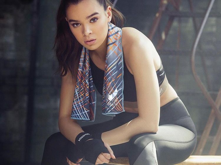 Foto: Ogah Nge-gym, Begini Cara Hailee Steinfeld Jaga Kebugaran Tubuhnya