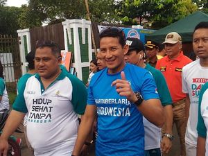 Sandiaga Jalan Santai di Condet