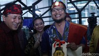 Ia juga dihadiahi talenan bergambar karikatur dirinya.