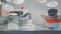 Kerennya hasil foto Mattuci yang satu ini, dengan piring berterbangan dan air yang masih menyala. Kegiatan mencuci piring ini seperti tengah terhenti waktu. Foto: Instagram @kitchensuspension