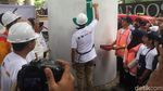 Foto: Anies Ikut Ngecat Mural di JLNT Antasari