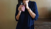 Tanpa make up dan hanya mengenakan outfit kasual, Nadya seolah memancarkan kecantikan dari dalam dirinya. Senyumnya mengembang saat minum segelas smoothie Foto: instagram @nadyahutagalung