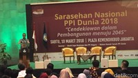 Ini saya waktu itu minta dipasangi lampu dari bawah, anda lihat lampunya sekarang. (Tujuannya) supaya itu menjadi panggung seni, bukan sekedar tembok. Karena itulah tempat seni. Dan saya senang bahwa masih dipakai sampai sekarang. Alhamdulillah,” ungkap mantan Mendikbud ini.